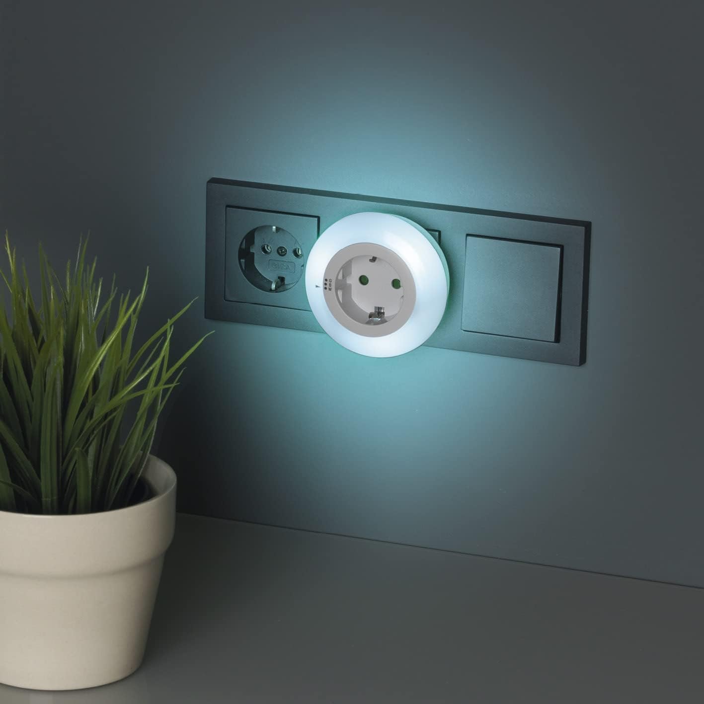 MAXXMEE LED-Steckdosenleuchte Nachtlicht | Mit automatischem Lichtsensor | Wandleuchte wahlweise mit weißem, blauem oder grünem Licht betreibbar | Schalter zur Steuerung der LED-Farben [Weiß] | MAXXMEE, automatisch, Wandleuchte, weiß, blau, grün, energiesparend, Schlafzimmer, Flur, Kinderzimmer, Steckdose — Ansicht 2